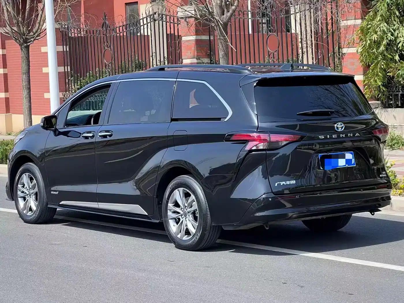 2024 Sienna 2.5L Hybrid Premium Edition — миниатюра 3