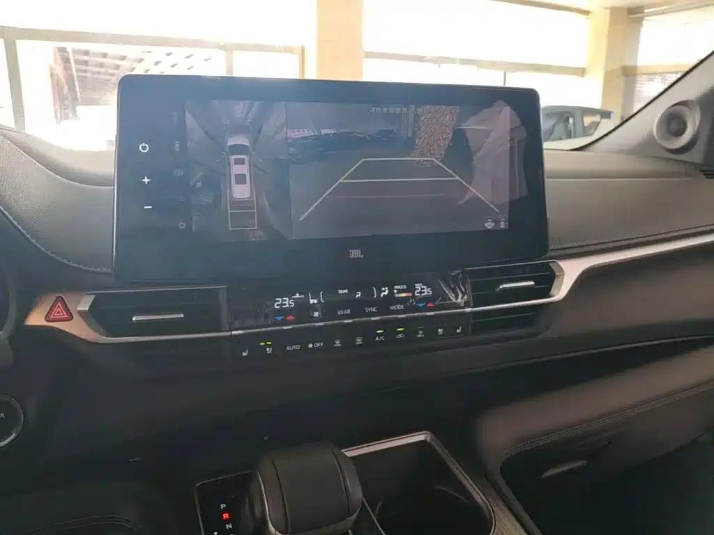 2024 Sienna 2.5L Hybrid Platinum Edition — миниатюра 13