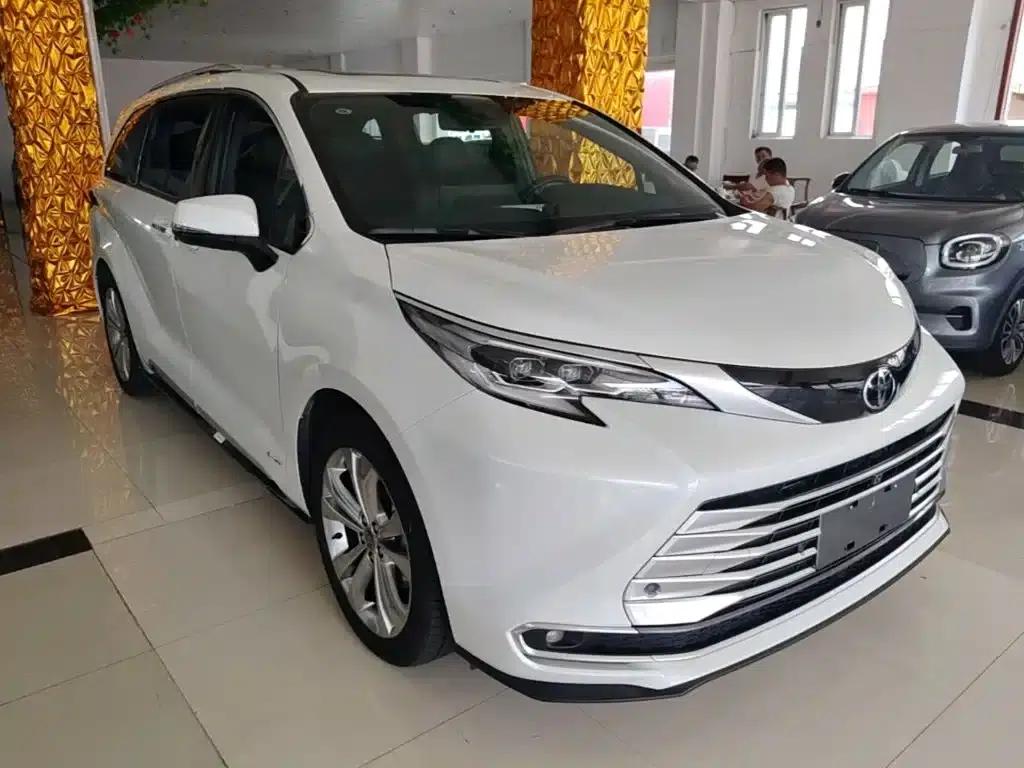 2024 Sienna 2.5L Hybrid Platinum Edition — миниатюра 4