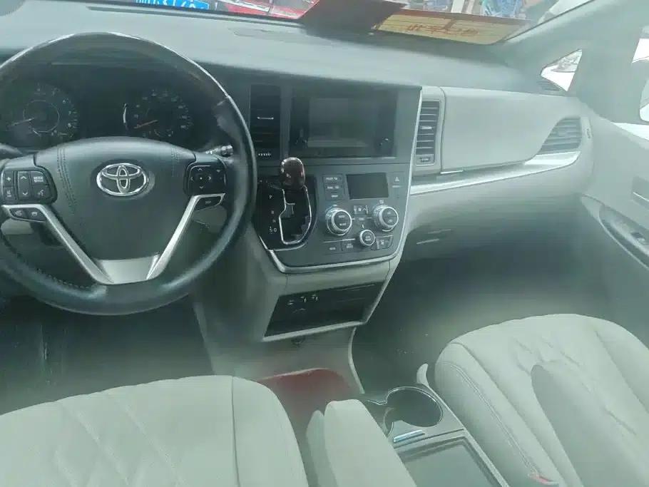2010 Sienna US Spec, 4WD — миниатюра 11