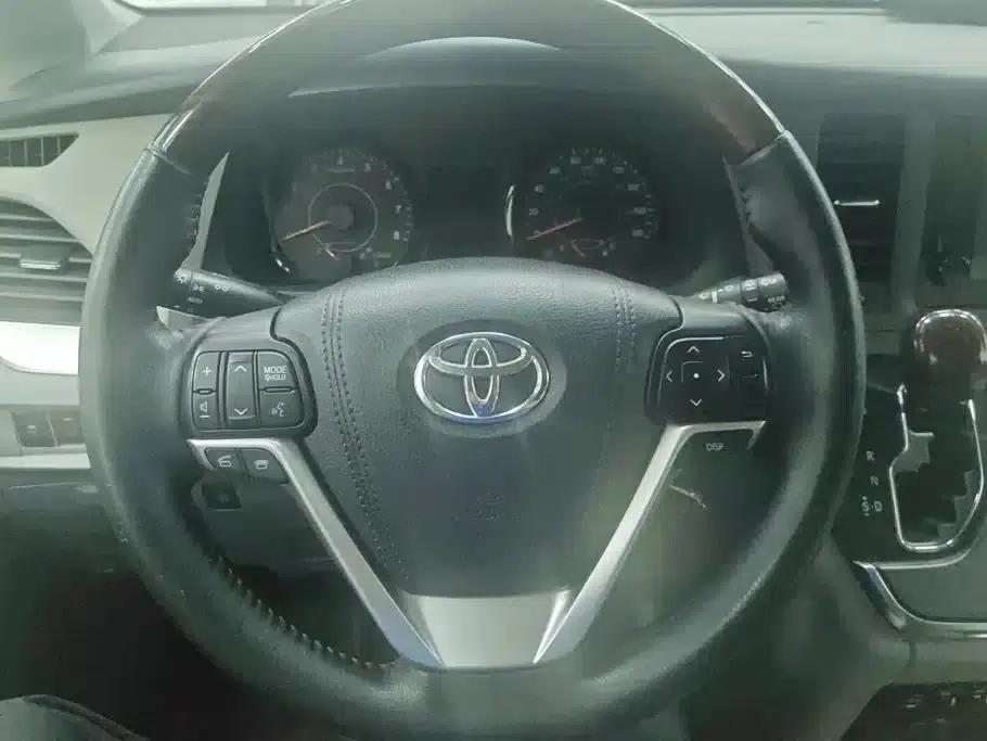 2010 Sienna US Spec, 4WD — миниатюра 14