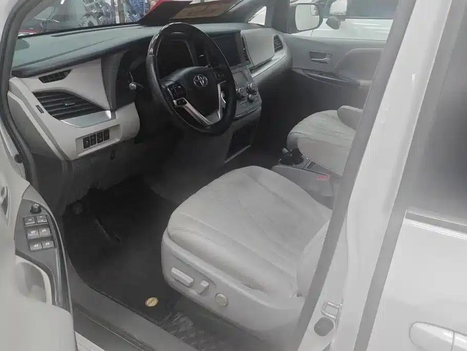 2010 Sienna US Spec, 4WD — миниатюра 8