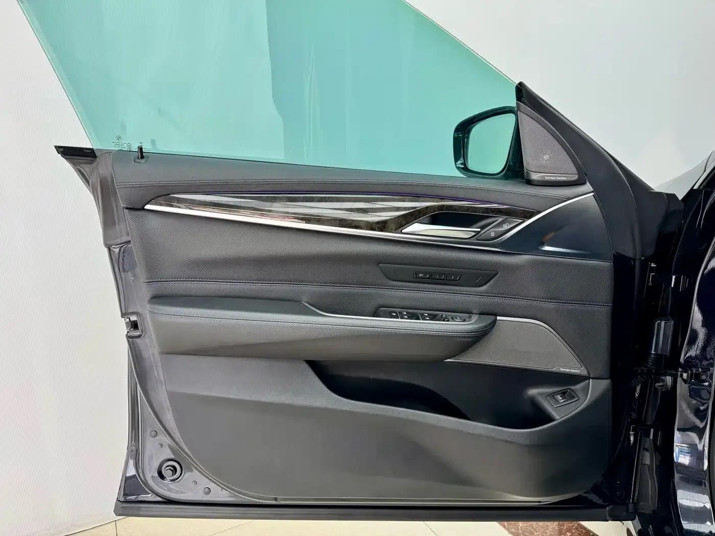 2019 BMW 6 Series GT 630i M Sport Package — миниатюра 8