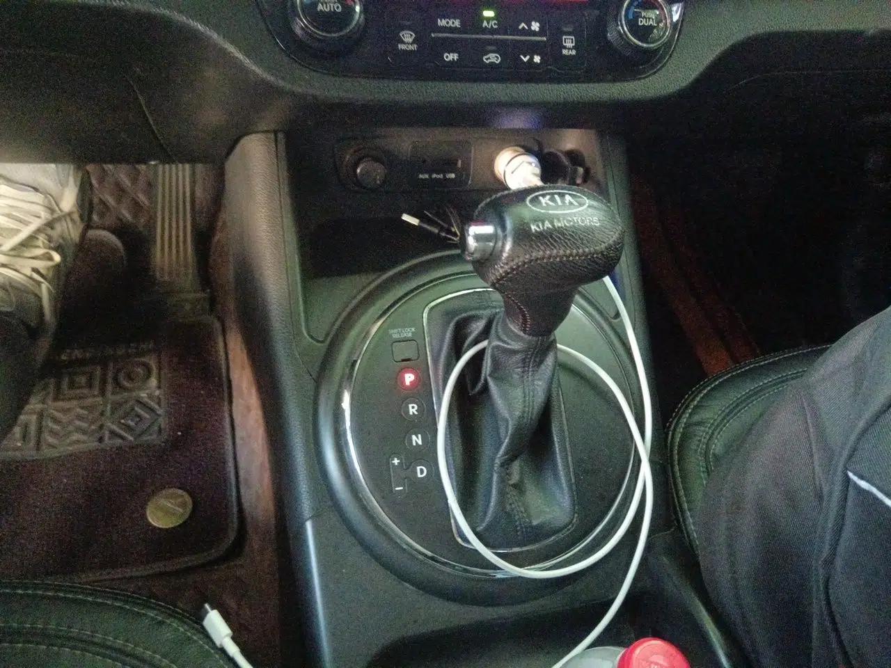 Kia Sportage R 2011 2.0L Automatic Two-Wheel Drive Premium Edition — миниатюра 14