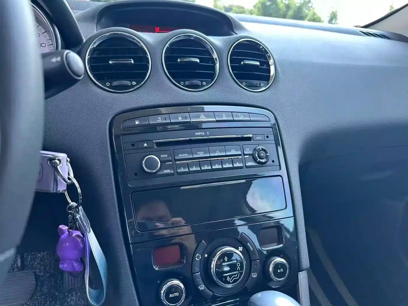 Peugeot 408 2013 2.0L Automatic Luxury Edition — миниатюра 12