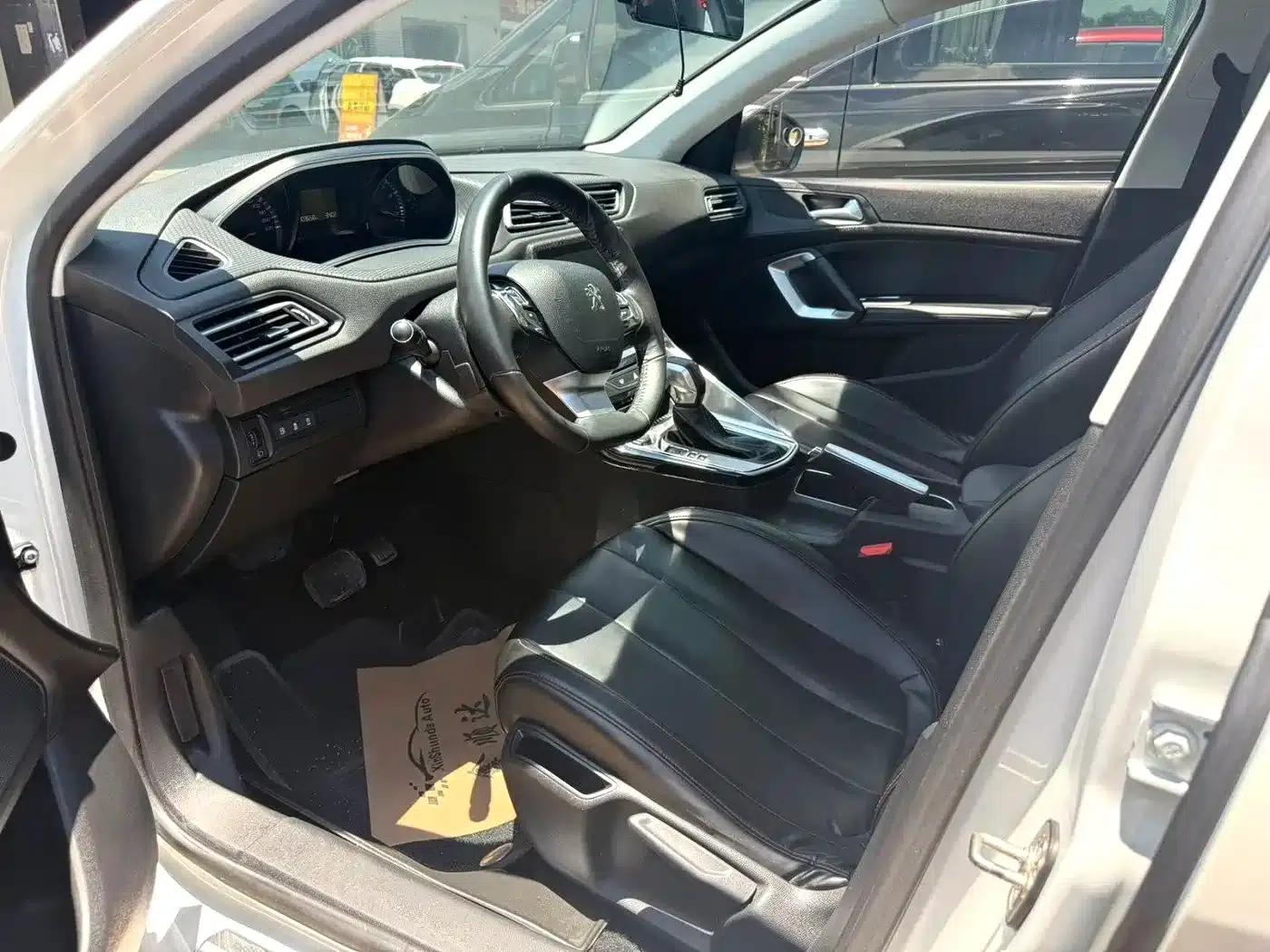 Peugeot 308 2018 1.6L Automatic Luxury Edition — миниатюра 5