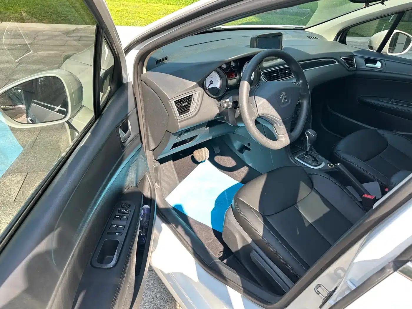 Peugeot 308 2014 Enjoy Edition Classic 1.6L Automatic Premium Model — миниатюра 5
