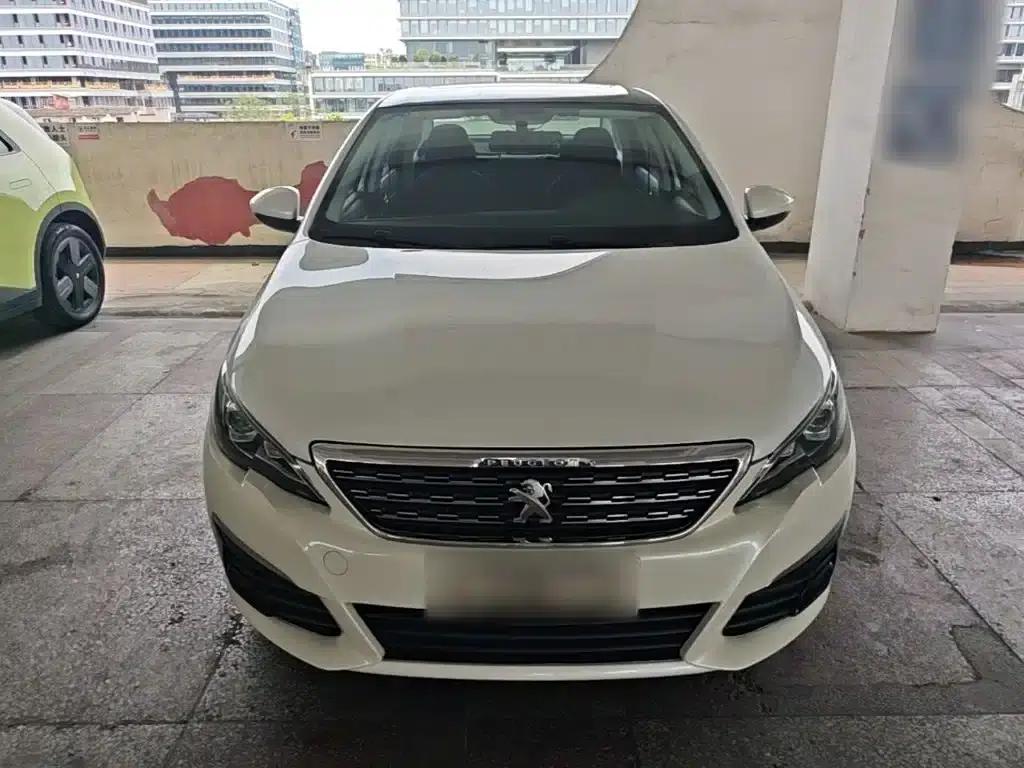 Peugeot 308 2018 1.6L Automatic Luxury Edition — миниатюра 3