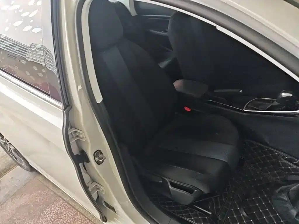 Peugeot 308 2018 1.6L Automatic Luxury Edition — миниатюра 25