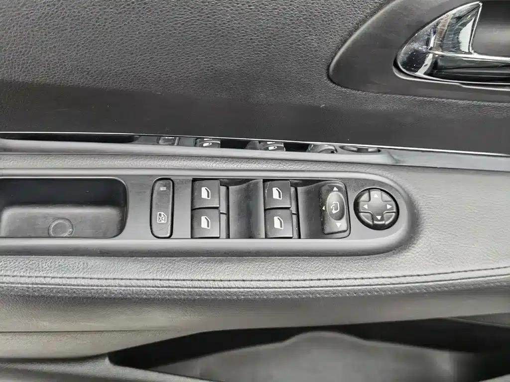 Peugeot 3008 2015 2.0L Automatic Trend Edition — миниатюра 9