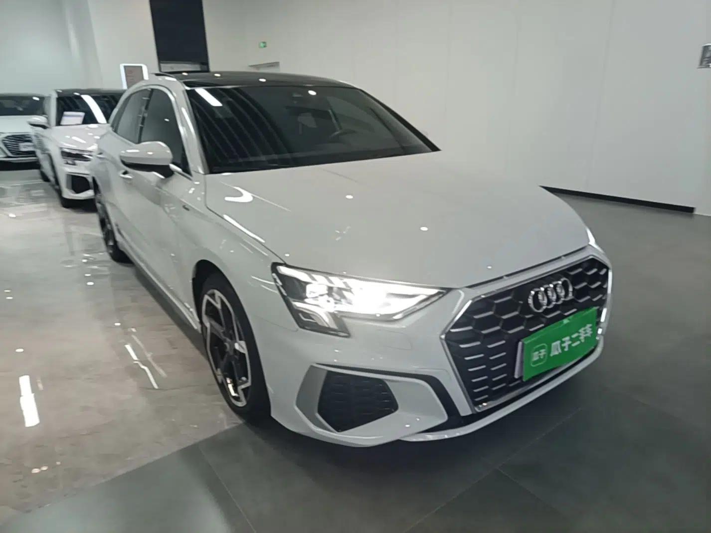 Audi A3 2023 Updated Sportback 35 TFSI Luxury Sports Edition — миниатюра 3