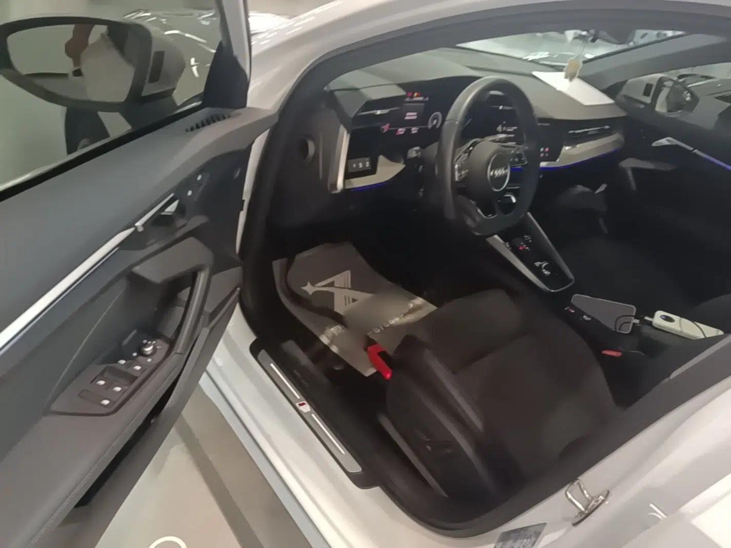 Audi A3 2023 Updated Sportback 35 TFSI Luxury Sports Edition — миниатюра 23