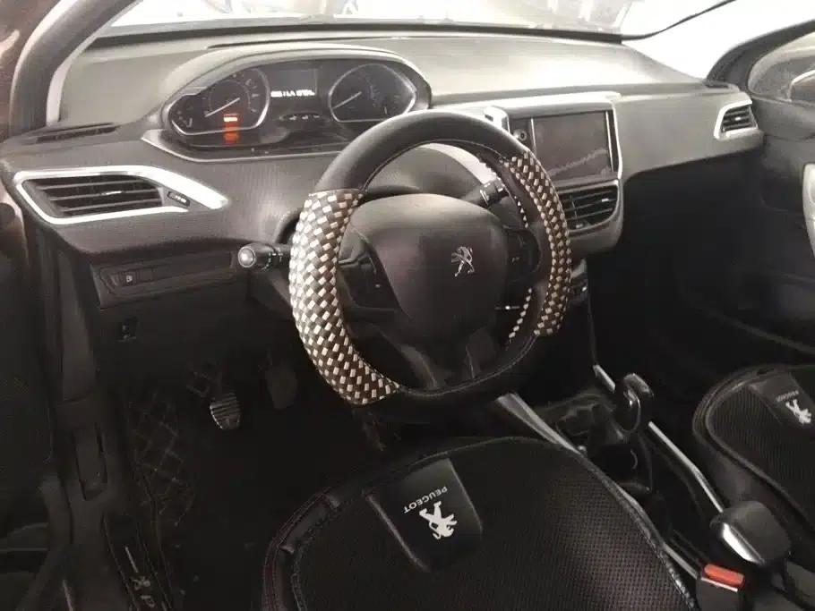 Peugeot 2008 2014 1.6L Manual Premium Edition — миниатюра 12