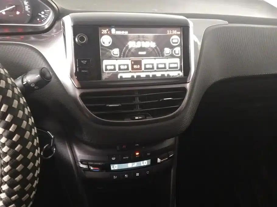 Peugeot 2008 2014 1.6L Manual Premium Edition — миниатюра 13