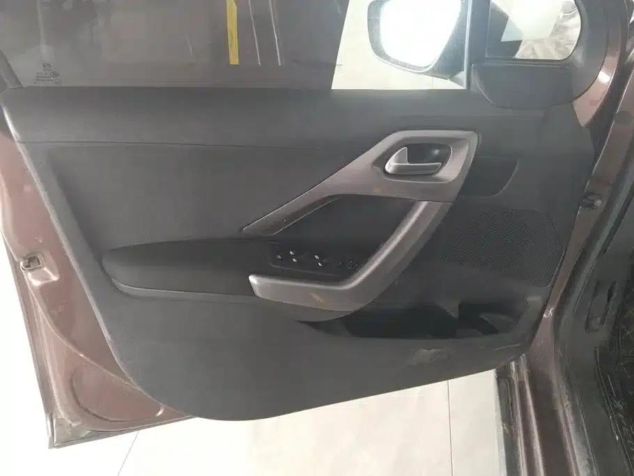 Peugeot 2008 2014 1.6L Manual Premium Edition — миниатюра 7
