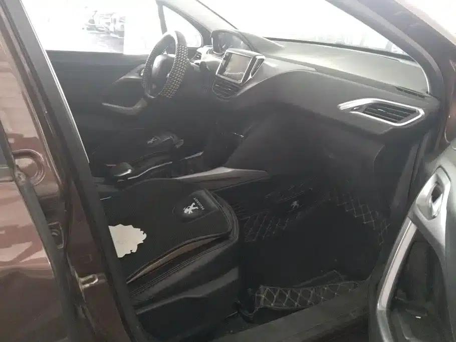 Peugeot 2008 2014 1.6L Manual Premium Edition — миниатюра 8
