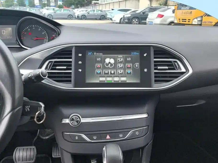 Peugeot 308S 2015 1.2T Automatic Sporty Edition — миниатюра 13