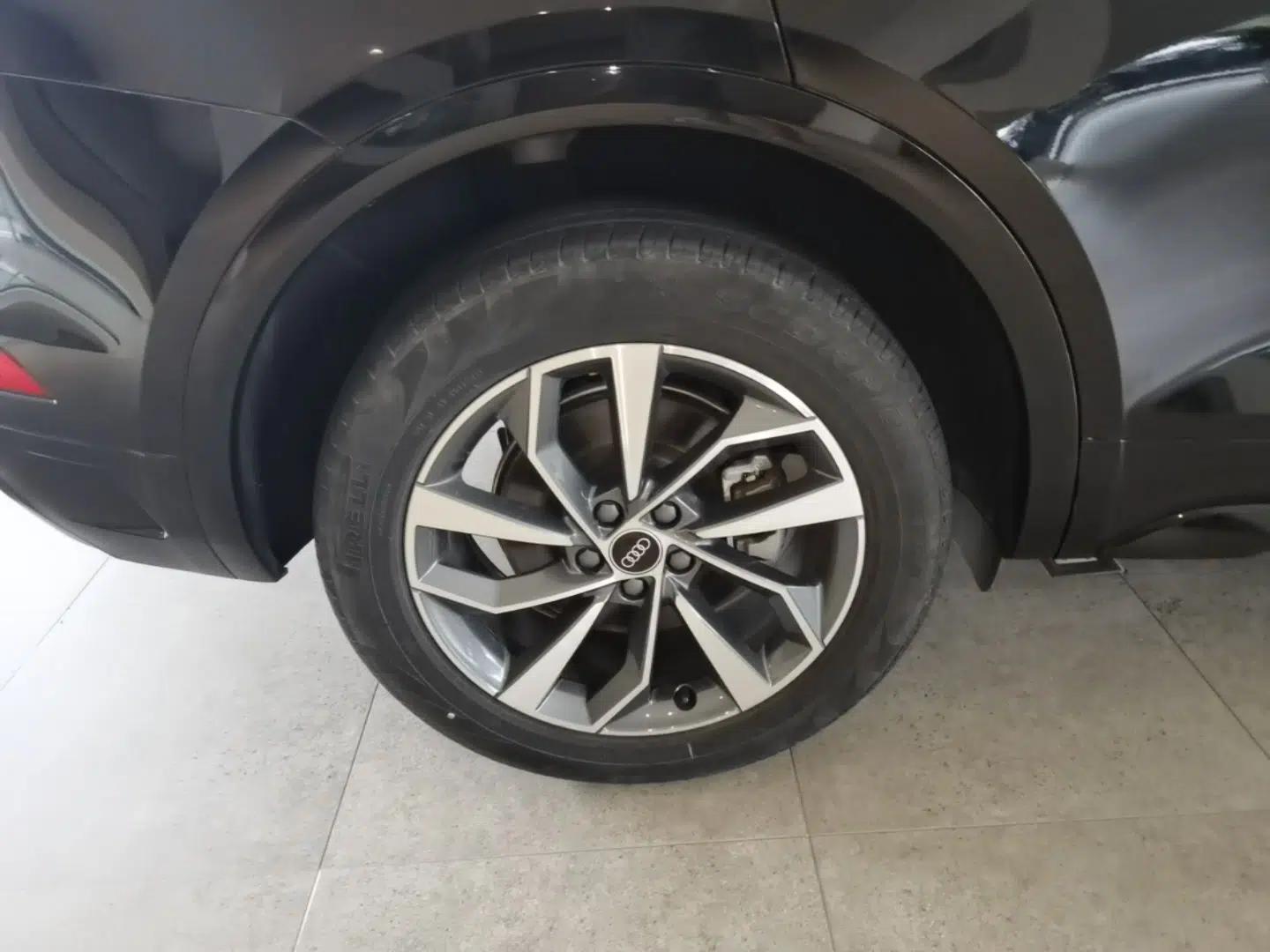 Audi Q5L 2023 40T Luxury Dynamic Model — миниатюра 11