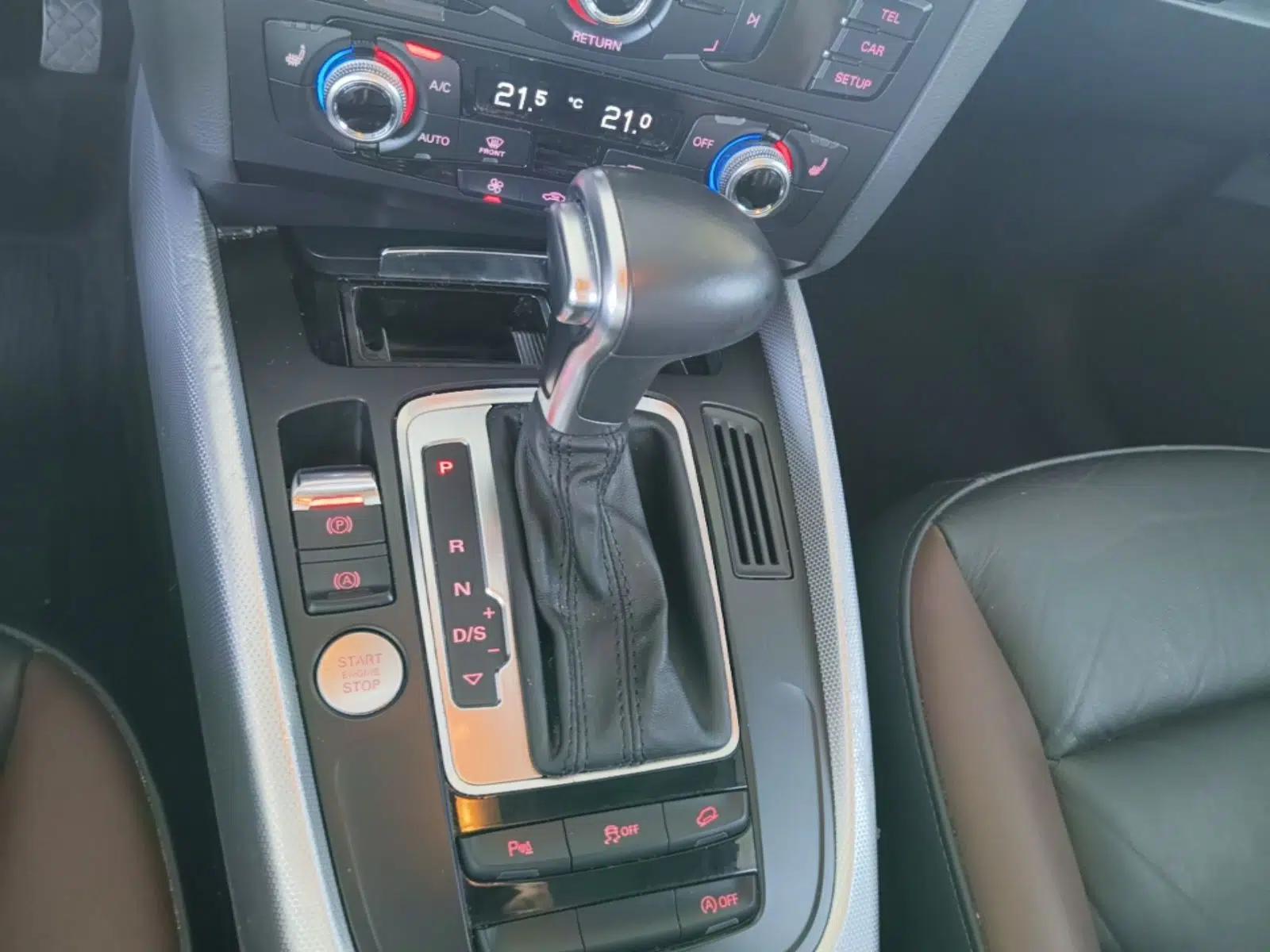 Audi Q5 2018 Collector's Edition 40 TFSI Technology Model — миниатюра 16