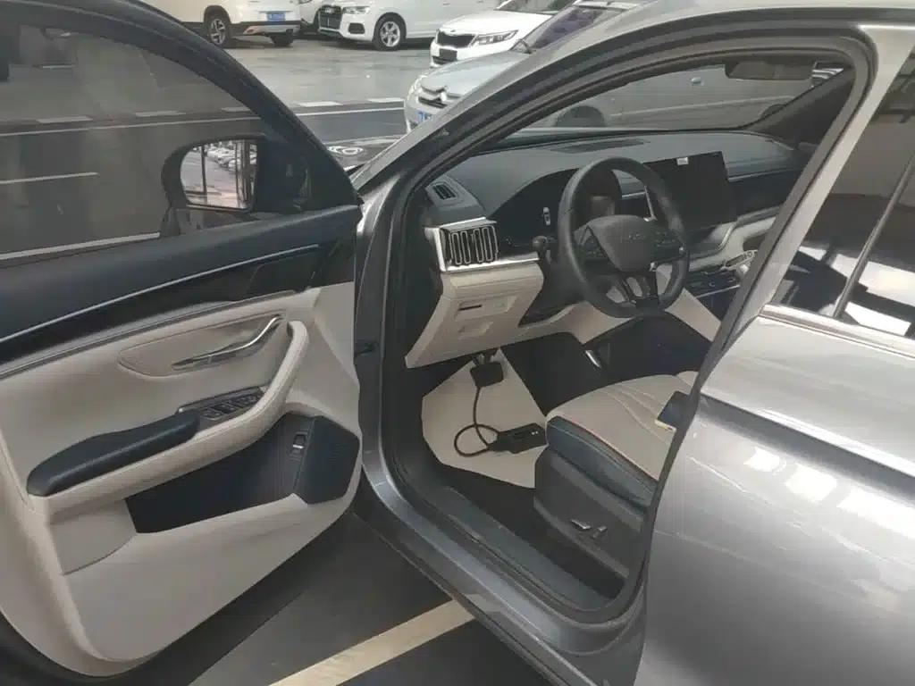 Song PLUS New Energy 2024 Glory Edition EV 520km Premium Model — миниатюра 16