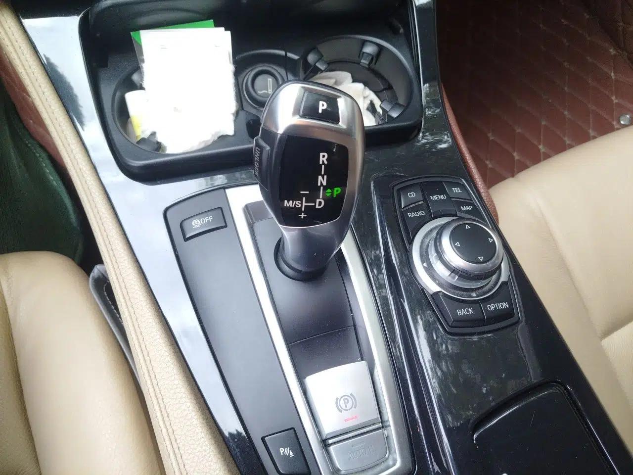 BMW 5 Series 2011 520Li Elegant Model — миниатюра 14
