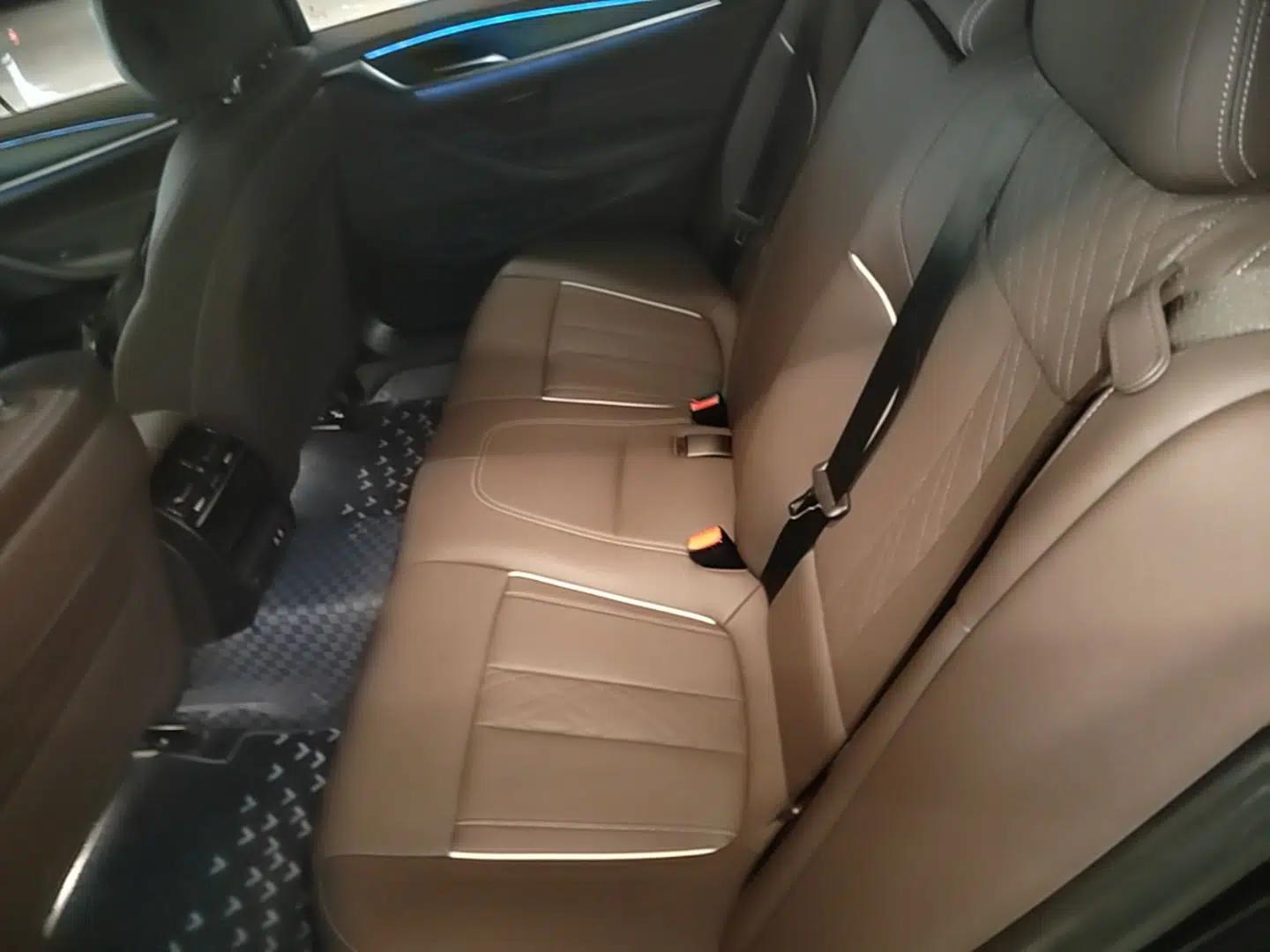 BMW 5 Series New Energy 2022 Restyled 535Le M Sport Package — миниатюра 25