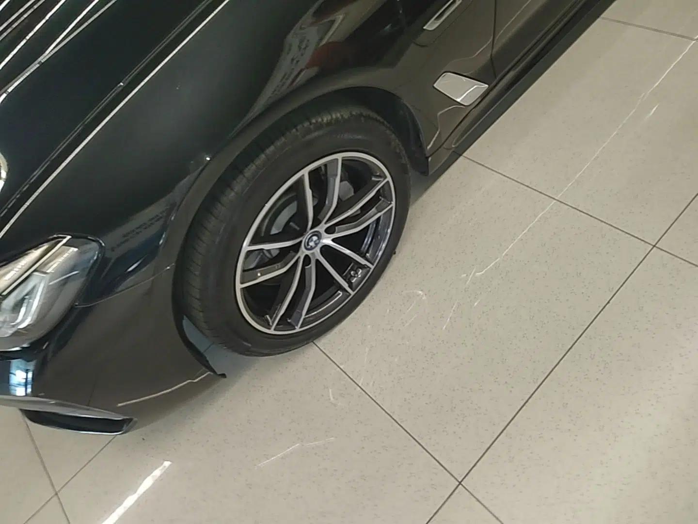 BMW 5 Series New Energy 2022 Restyled 535Le M Sport Package — миниатюра 10