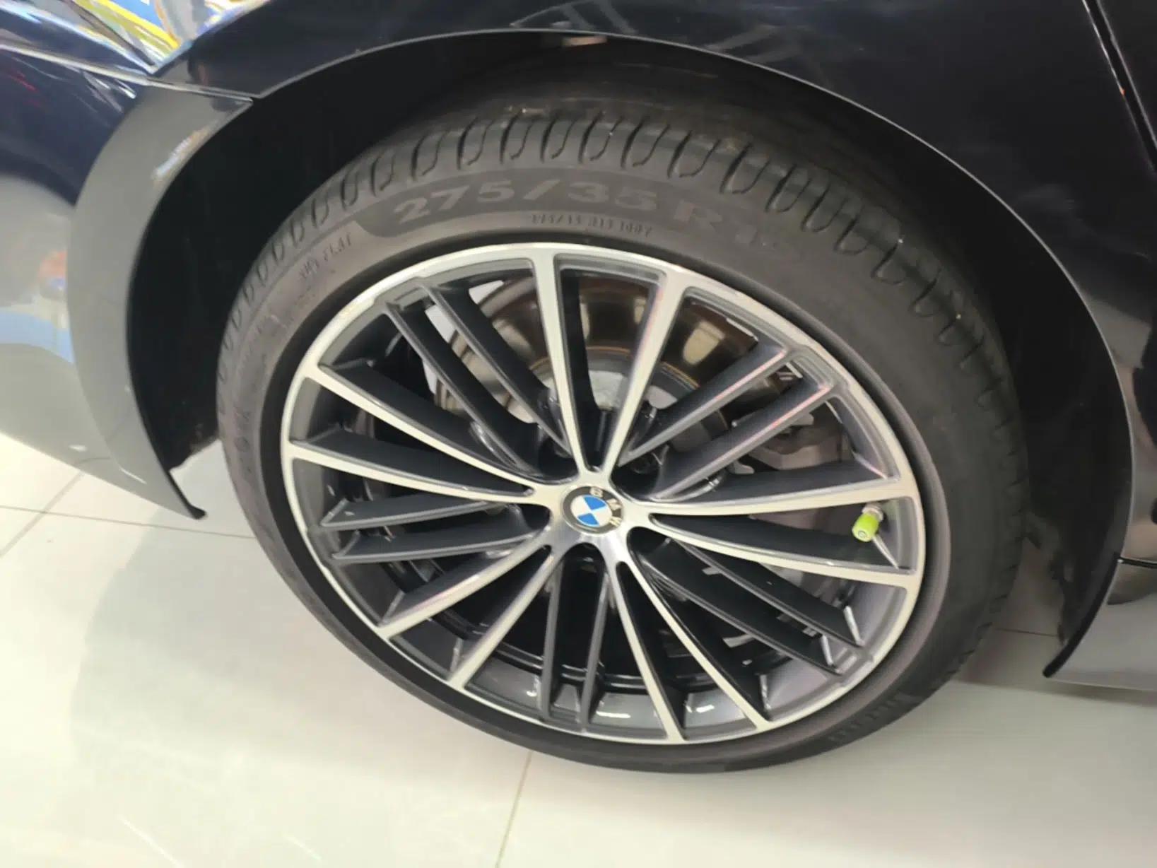 BMW 5 Series 2022 Restyled 530Li Leading Edition M Sport Package — миниатюра 11