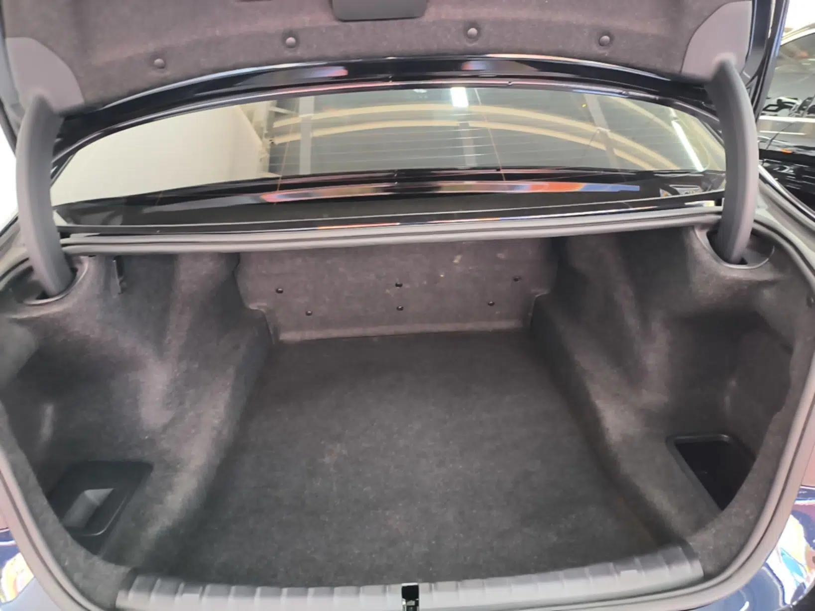 BMW 5 Series 2022 Restyled 530Li Leading Edition M Sport Package — миниатюра 27