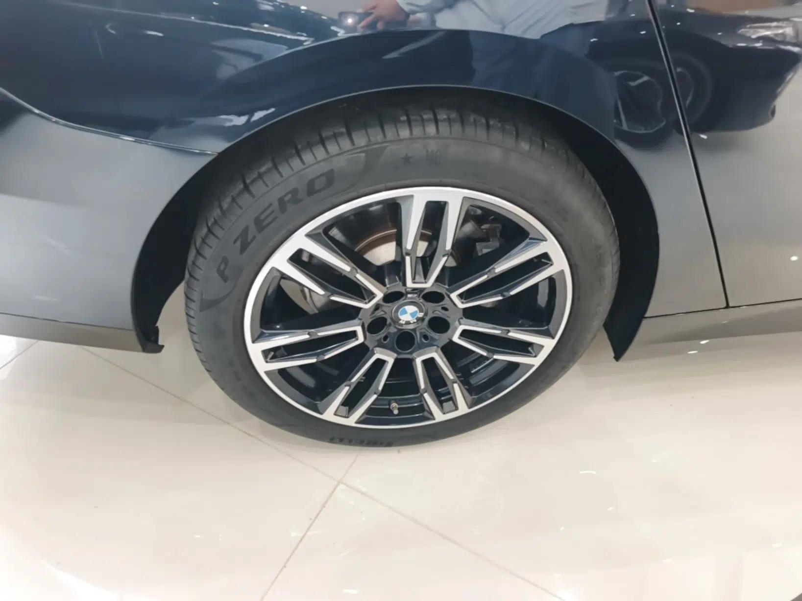 BMW 5 Series 2024 525i M Sport Package — миниатюра 11