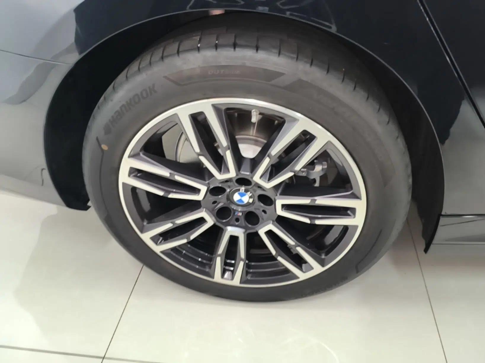 BMW 5 Series 2025 530Li Leading Model M Sport Package — миниатюра 11