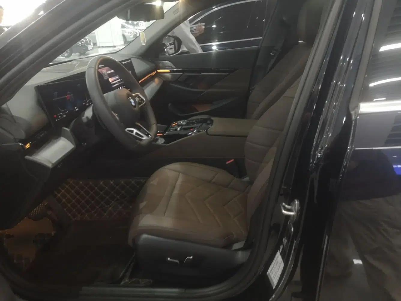 BMW 5 Series 2024 525Li M Sport Package — миниатюра 17