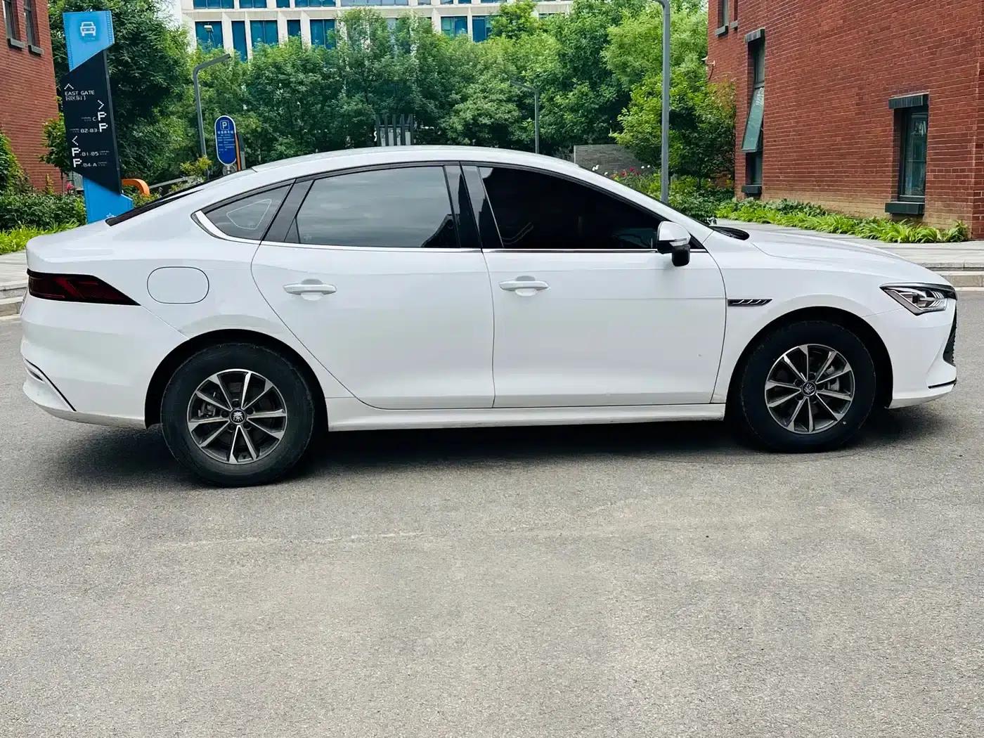 Qin PLUS 2023 Champion Edition DM-i 55KM Leading Model — миниатюра 4