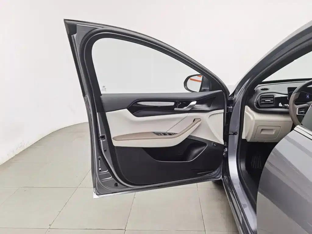 Qin PLUS 2023 Champion Edition DM-i 55KM Leading Model — миниатюра 8