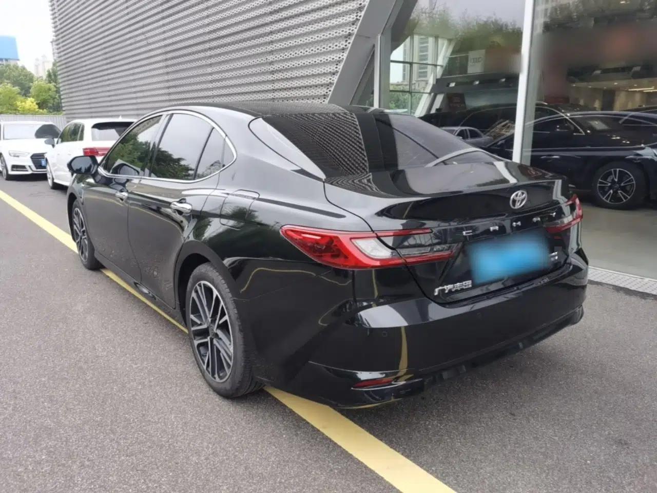 Toyota Camry 2024 Dual-Motor 2.5HQ Flagship Edition — миниатюра 4