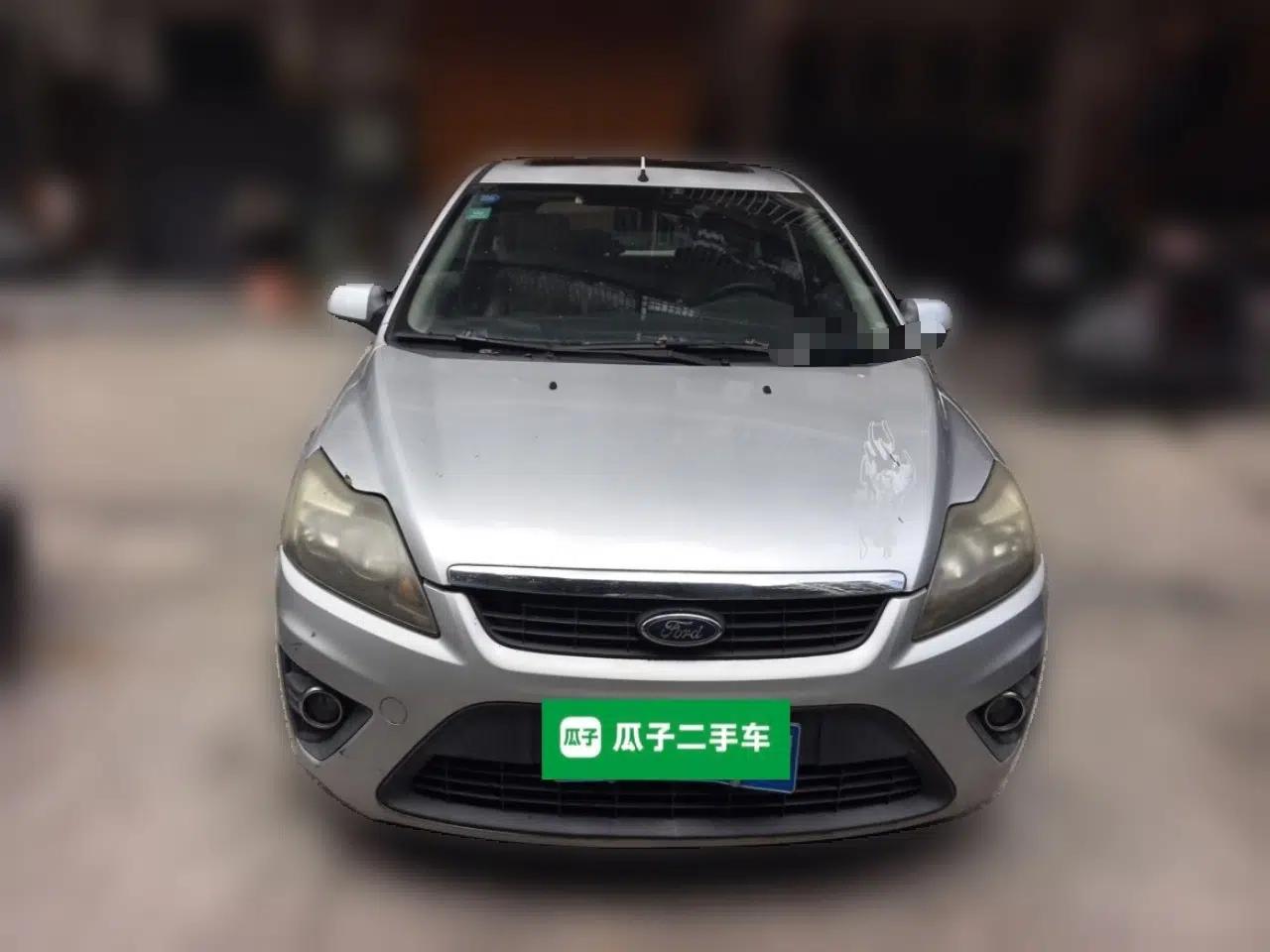 Ford Focus 2011 Hatchback 1.8L Automatic Fashion Edition — миниатюра 2