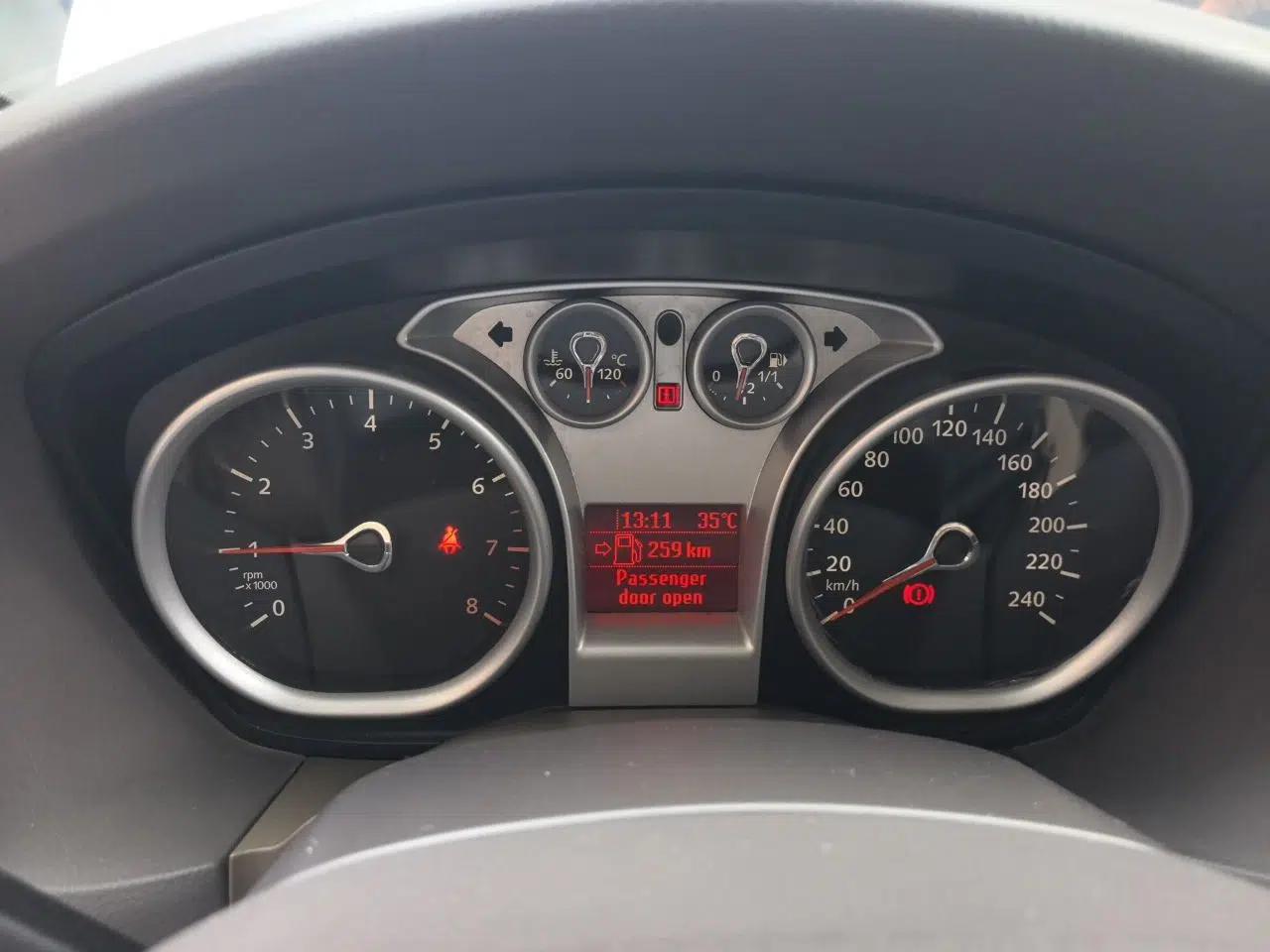 Ford Focus 2011 Hatchback 1.8L Automatic Fashion Edition — миниатюра 11