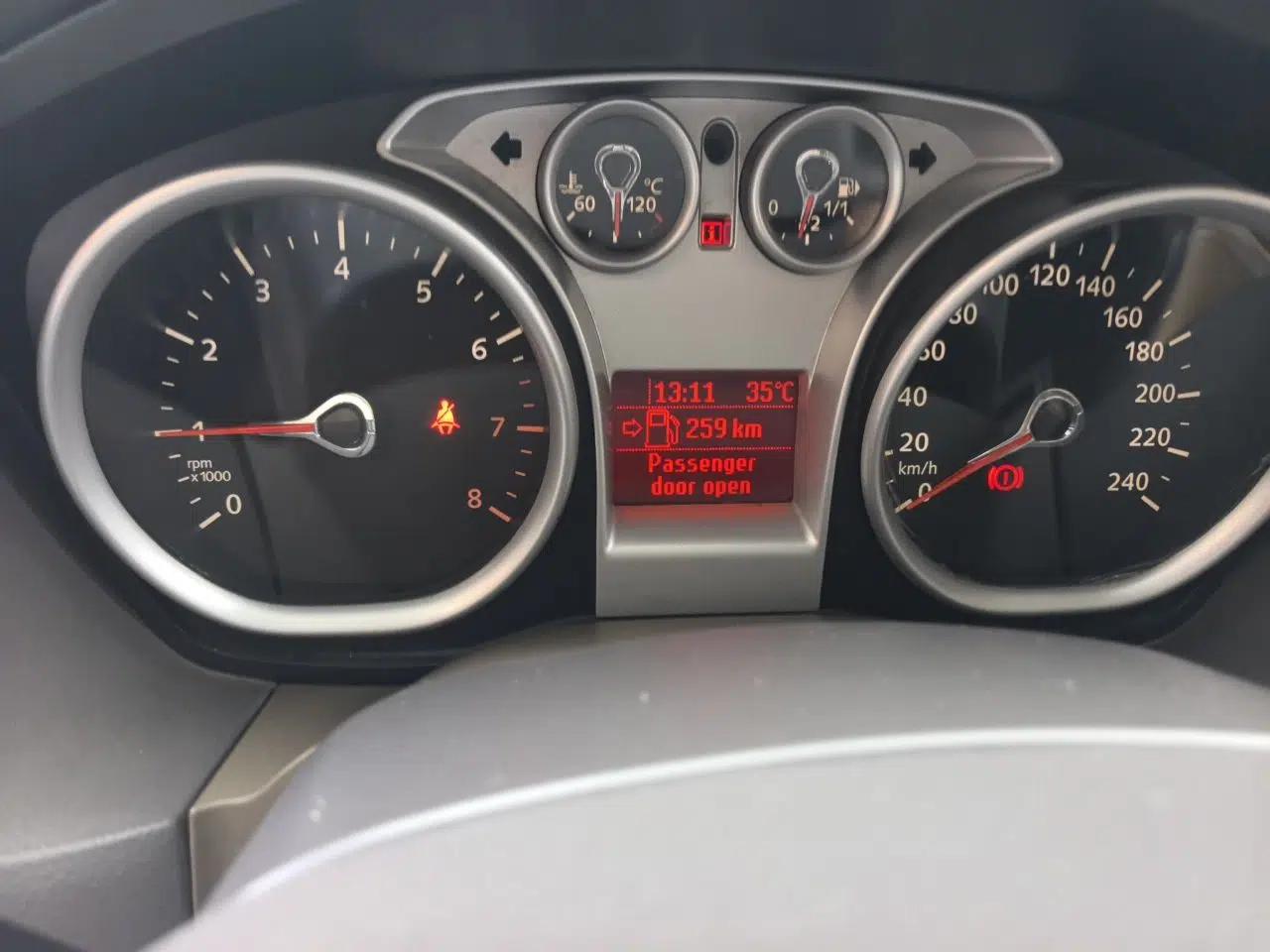 Ford Focus 2011 Hatchback 1.8L Automatic Fashion Edition — миниатюра 12