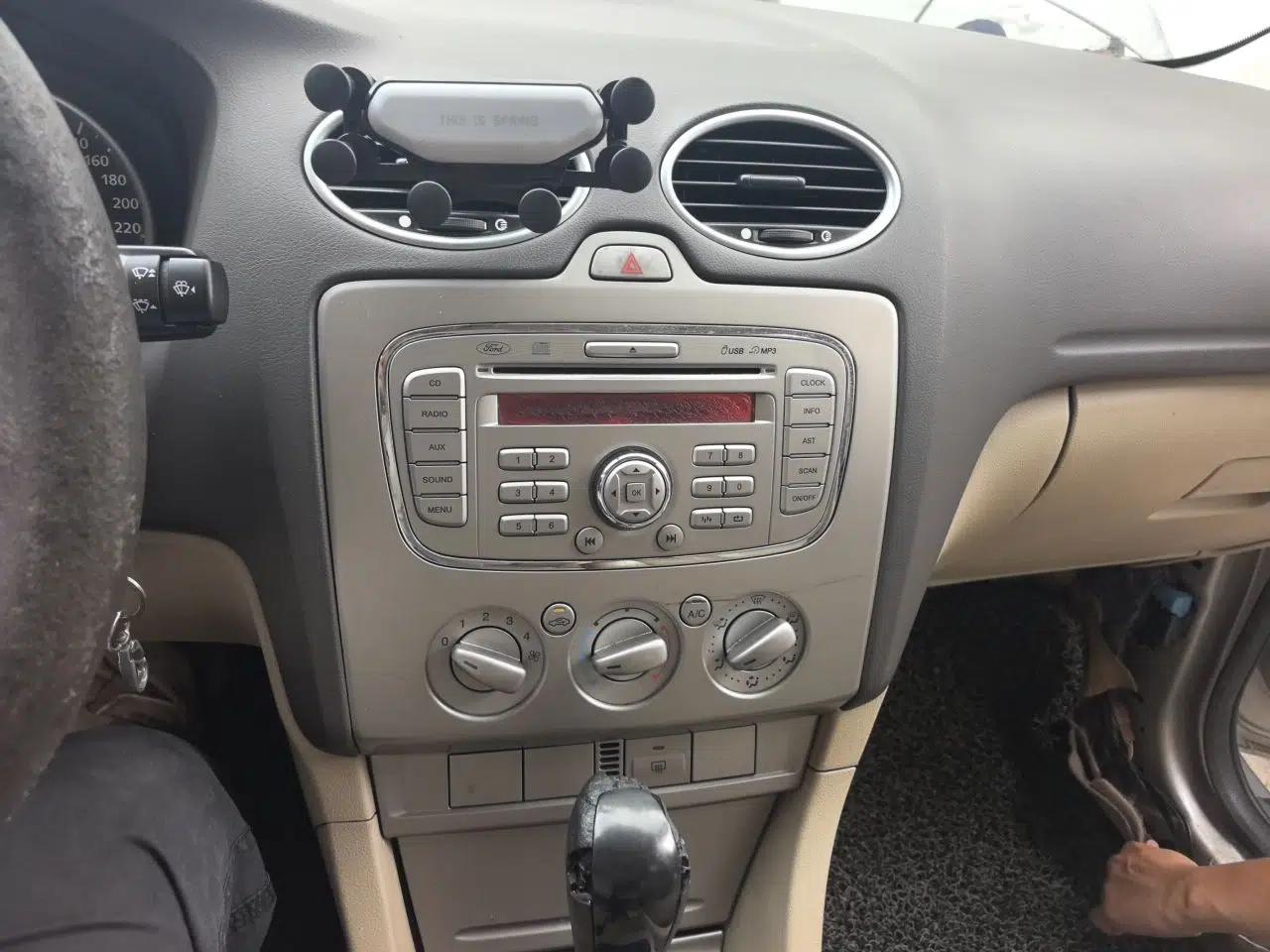 Ford Focus 2011 Hatchback 1.8L Automatic Fashion Edition — миниатюра 13