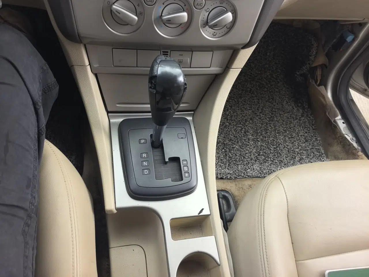 Ford Focus 2011 Hatchback 1.8L Automatic Fashion Edition — миниатюра 14