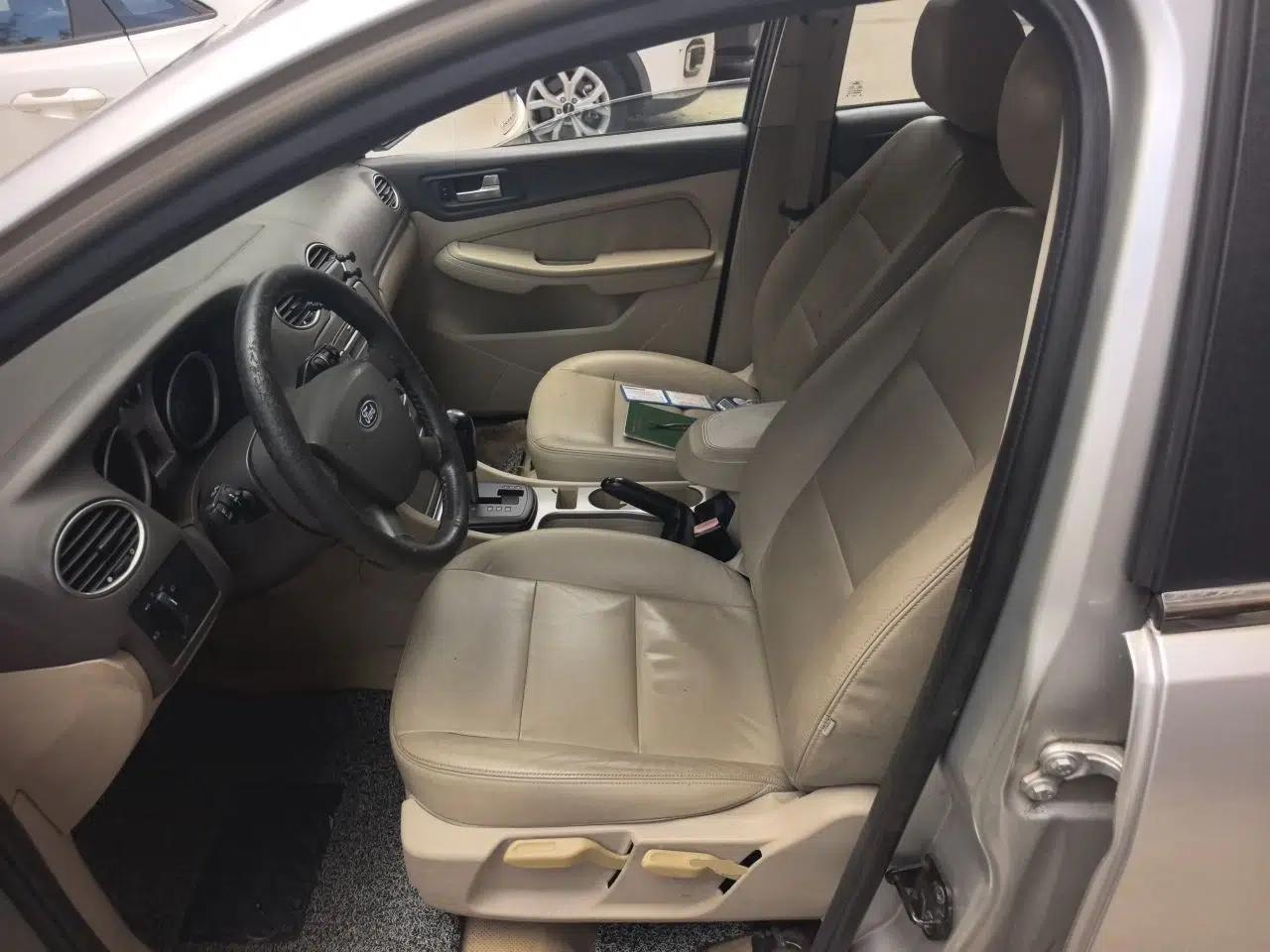 Ford Focus 2011 Hatchback 1.8L Automatic Fashion Edition — миниатюра 15