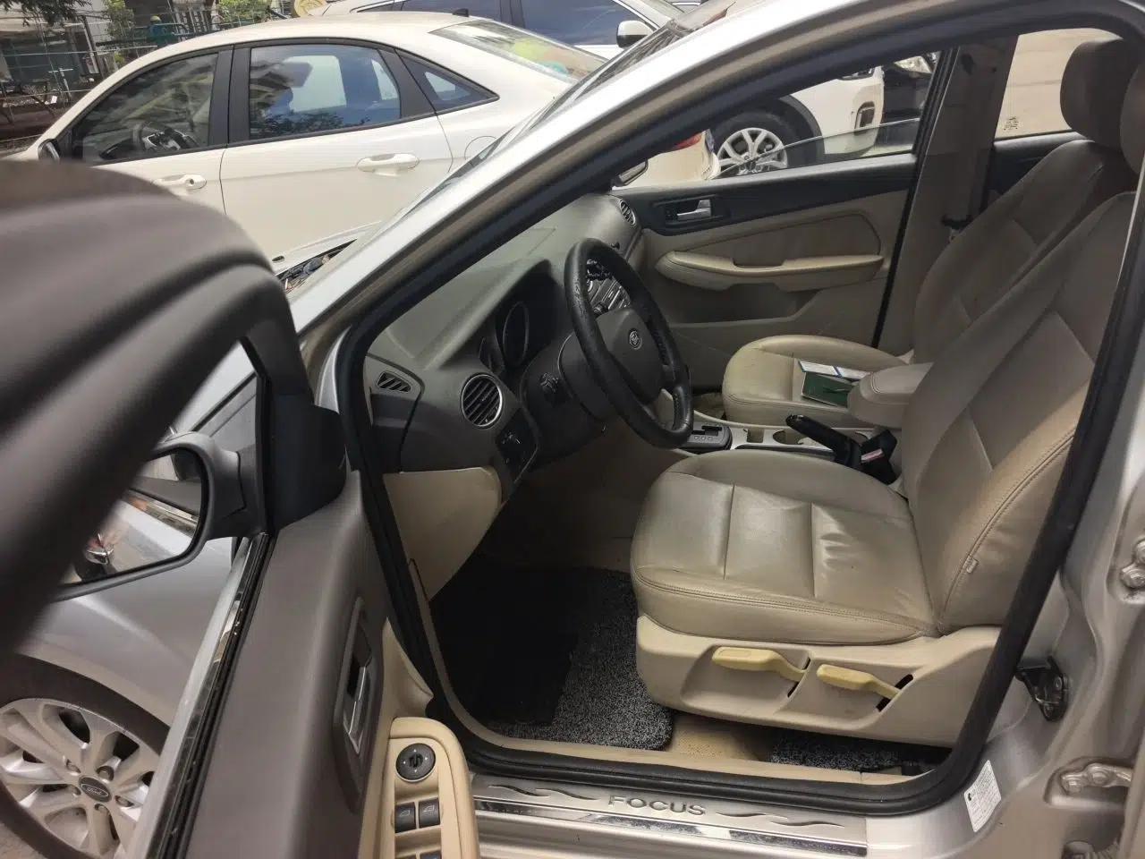 Ford Focus 2011 Hatchback 1.8L Automatic Fashion Edition — миниатюра 16