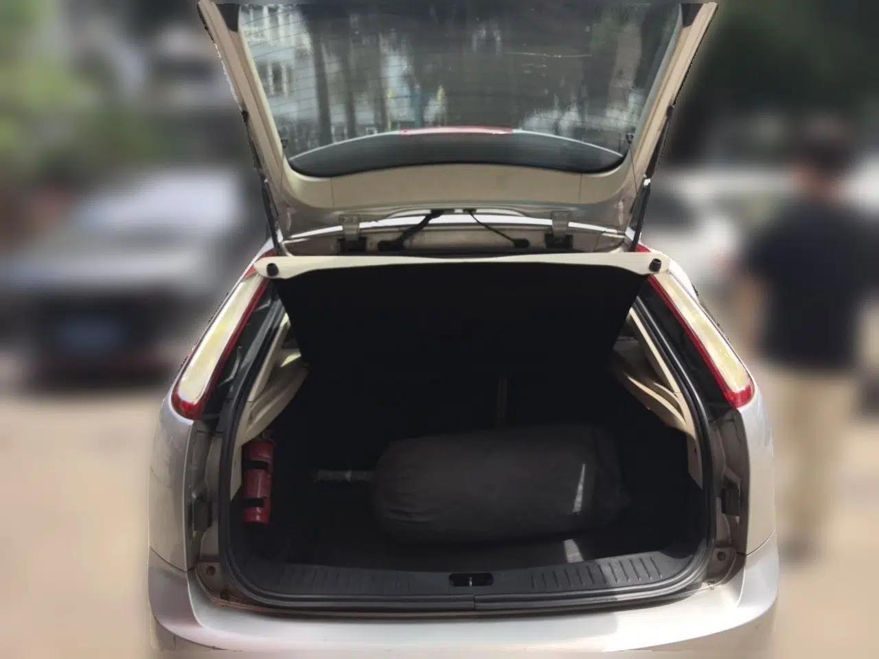 Ford Focus 2011 Hatchback 1.8L Automatic Fashion Edition — миниатюра 19