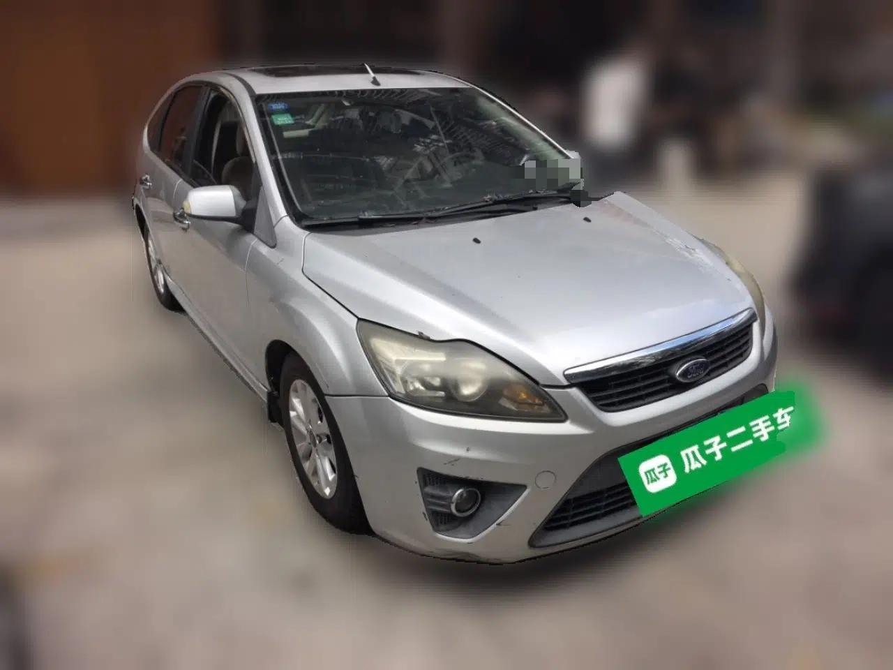 Ford Focus 2011 Hatchback 1.8L Automatic Fashion Edition — миниатюра 3