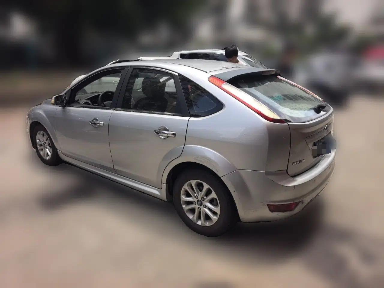 Ford Focus 2011 Hatchback 1.8L Automatic Fashion Edition — миниатюра 4