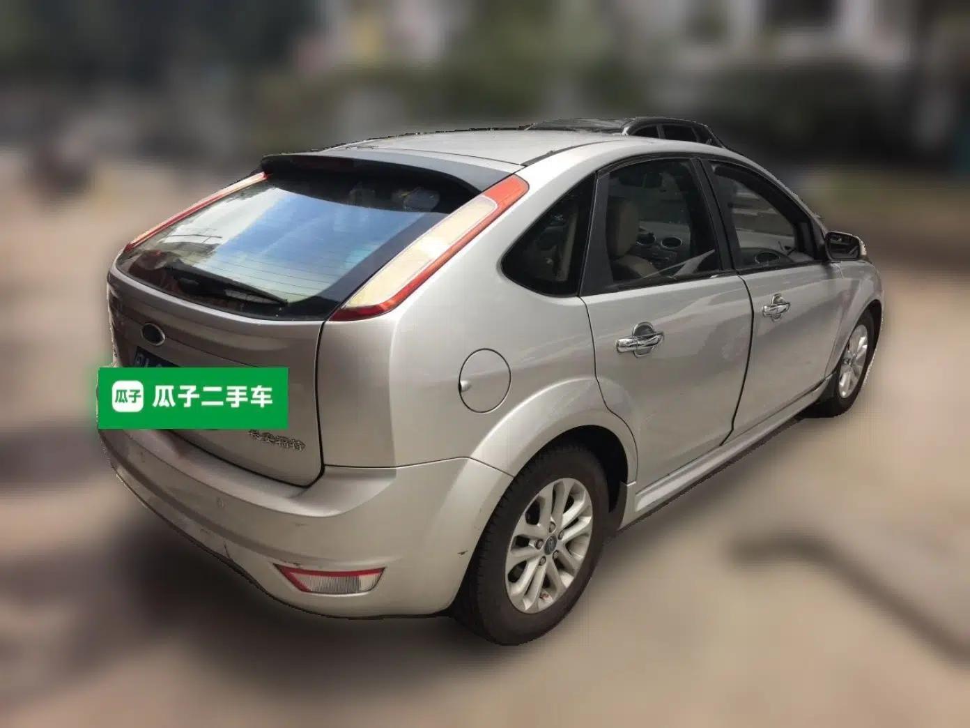 Ford Focus 2011 Hatchback 1.8L Automatic Fashion Edition — миниатюра 6