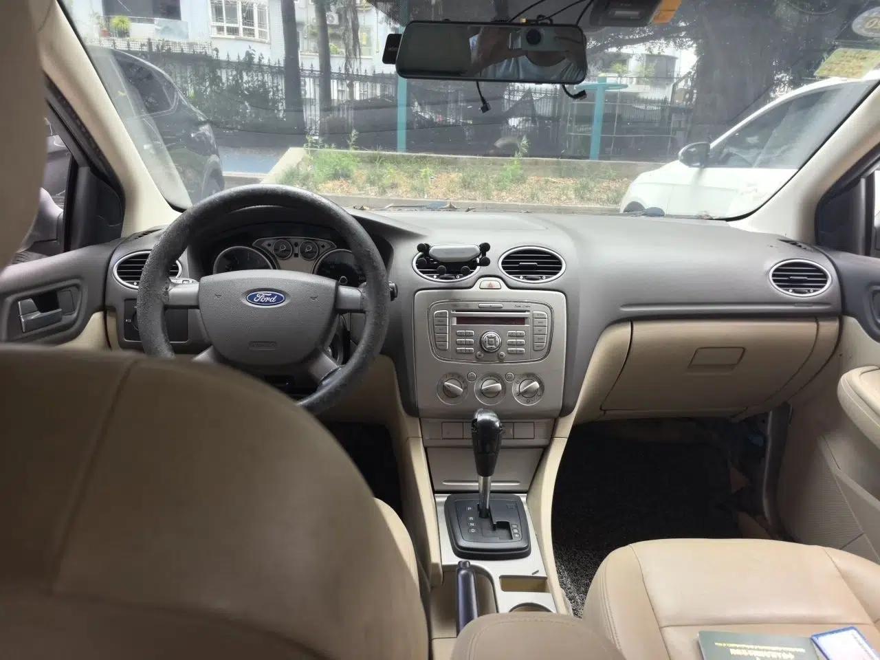 Ford Focus 2011 Hatchback 1.8L Automatic Fashion Edition — миниатюра 9