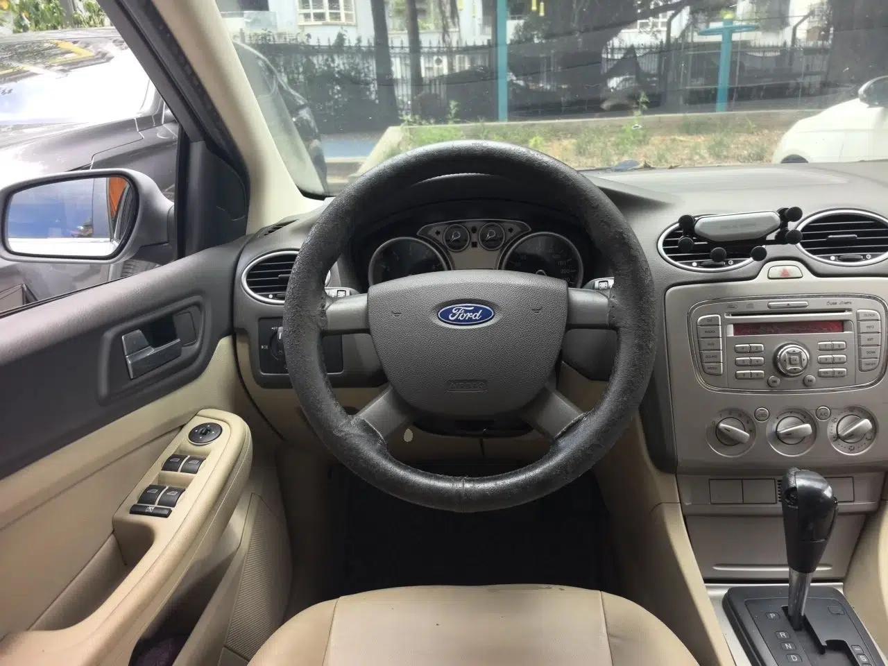 Ford Focus 2011 Hatchback 1.8L Automatic Fashion Edition — миниатюра 10