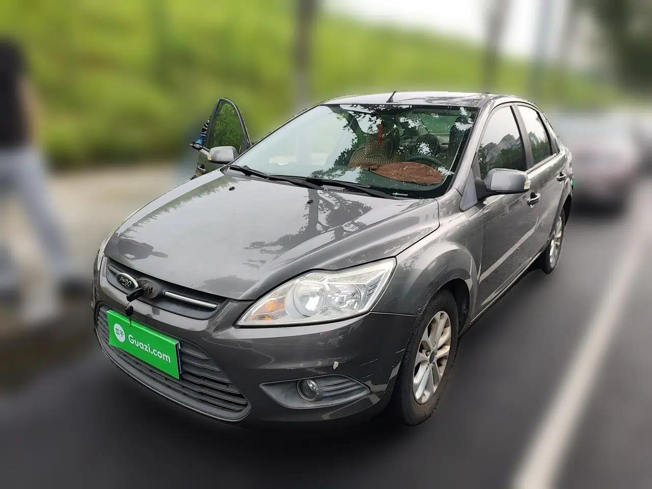 Ford Focus 2013 Sedan Classic 1.8L Manual Base Model — миниатюра 1