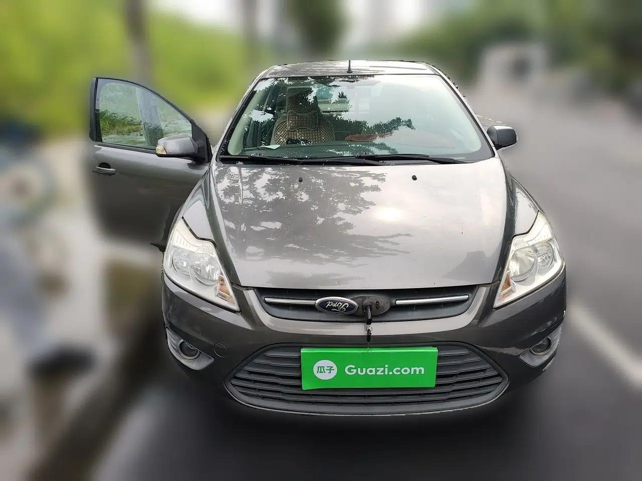 Ford Focus 2013 Sedan Classic 1.8L Manual Base Model — миниатюра 2